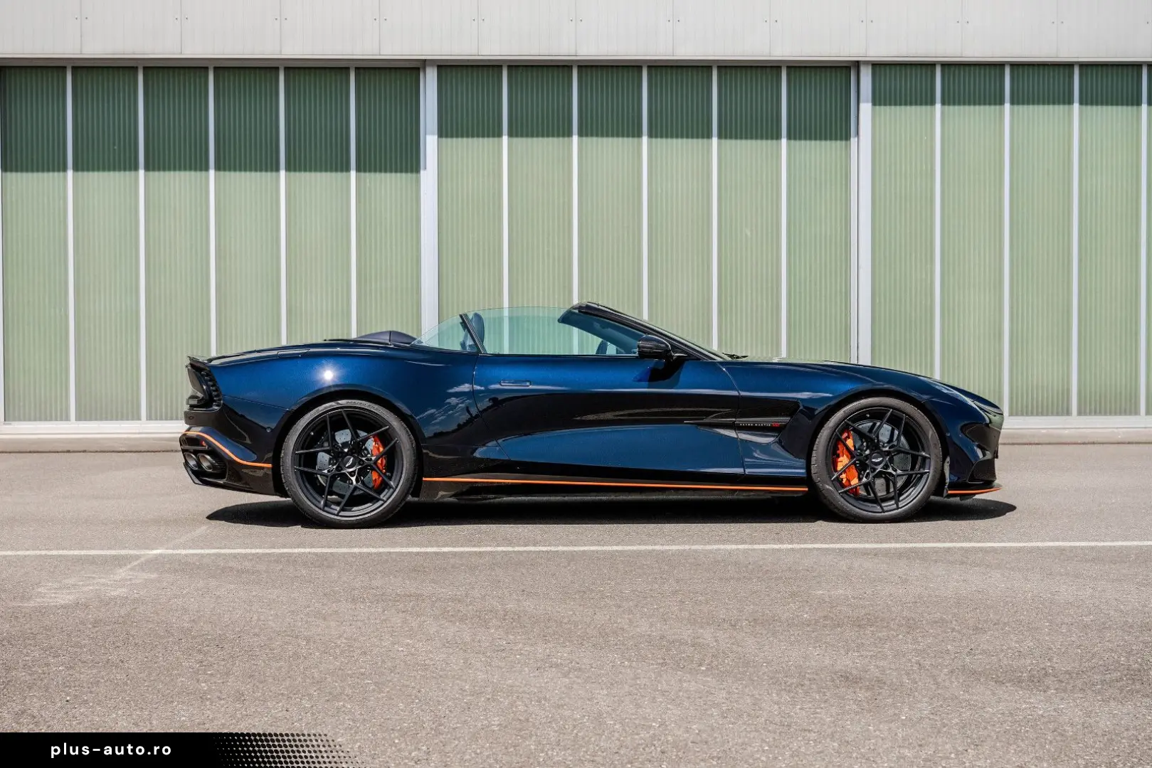 ASTON MARTIN Vanquish Volante Q CARBON GLOSS BLACK BESPOKE