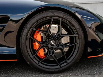 ASTON MARTIN Vanquish Volante Q CARBON GLOSS BLACK BESPOKE