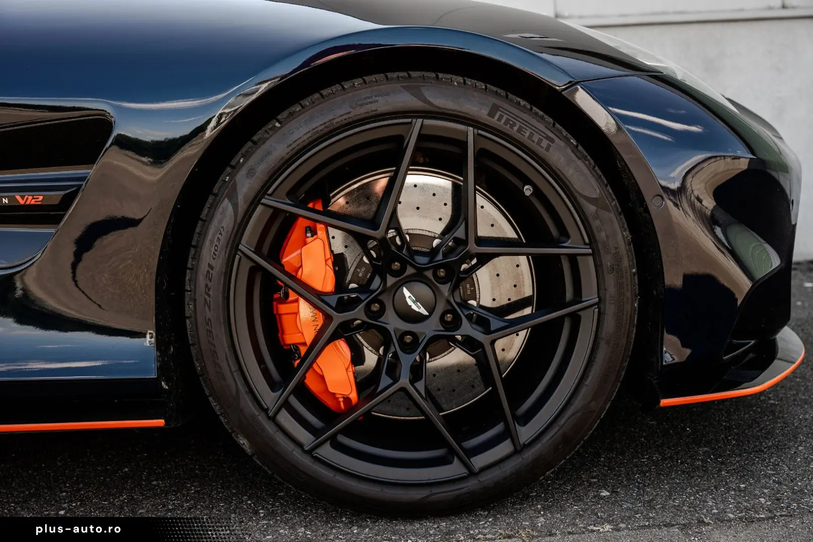 ASTON MARTIN Vanquish Volante Q CARBON GLOSS BLACK BESPOKE