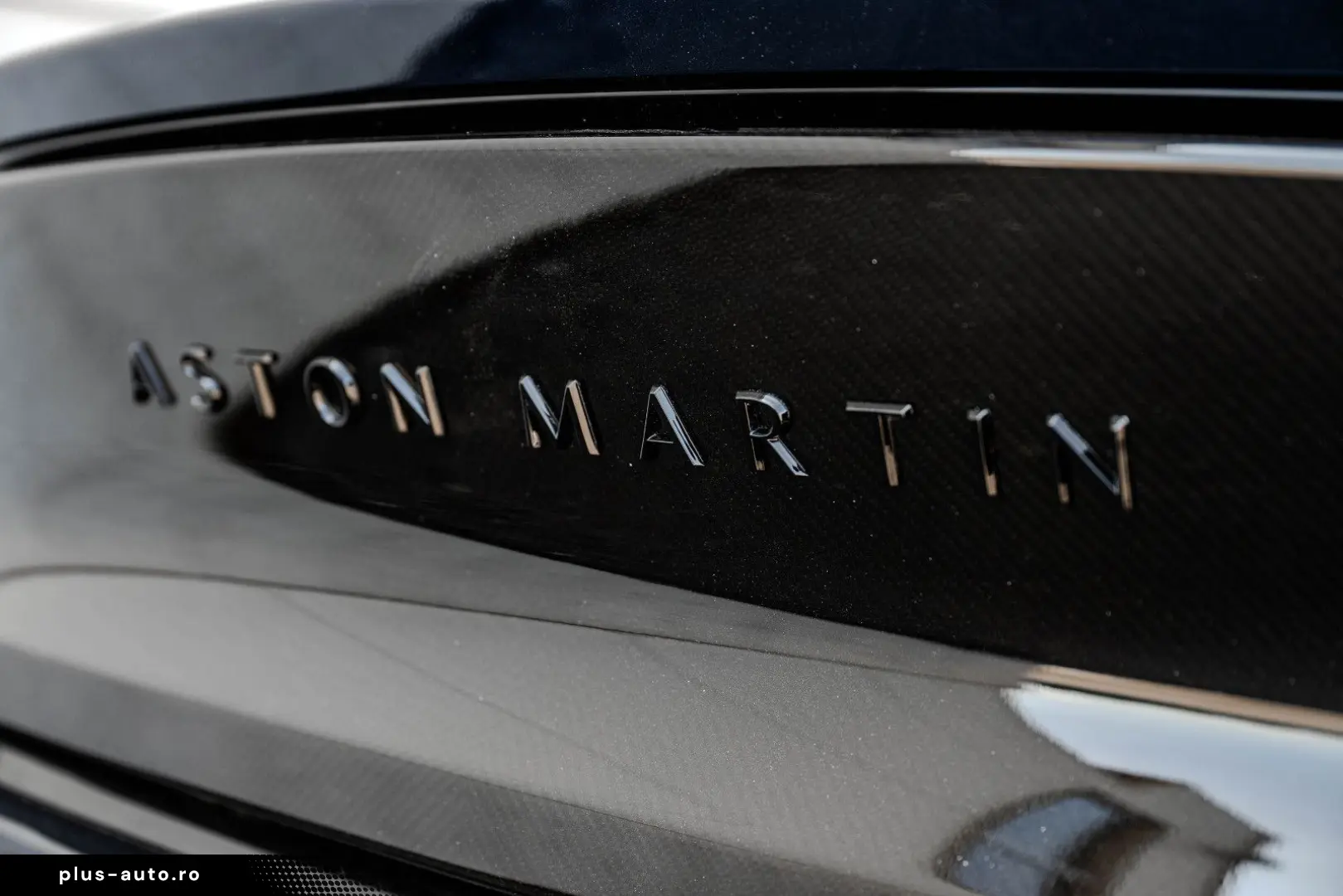 ASTON MARTIN Vanquish Volante Q CARBON GLOSS BLACK BESPOKE
