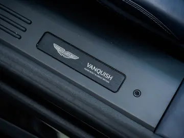 ASTON MARTIN Vanquish Volante Q CARBON GLOSS BLACK BESPOKE