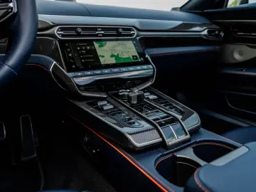ASTON MARTIN Vanquish Volante Q CARBON GLOSS BLACK BESPOKE