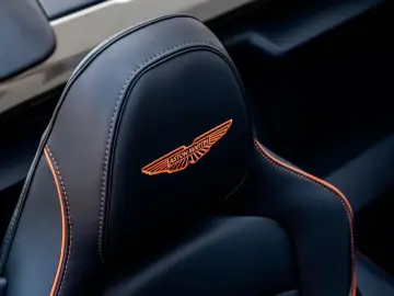 ASTON MARTIN Vanquish Volante Q CARBON GLOSS BLACK BESPOKE