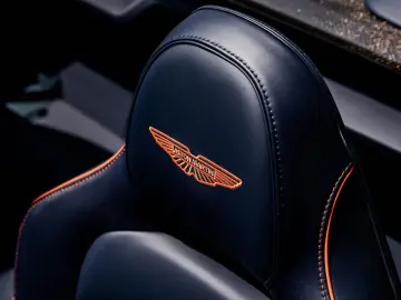 ASTON MARTIN Vanquish Volante Q CARBON GLOSS BLACK BESPOKE