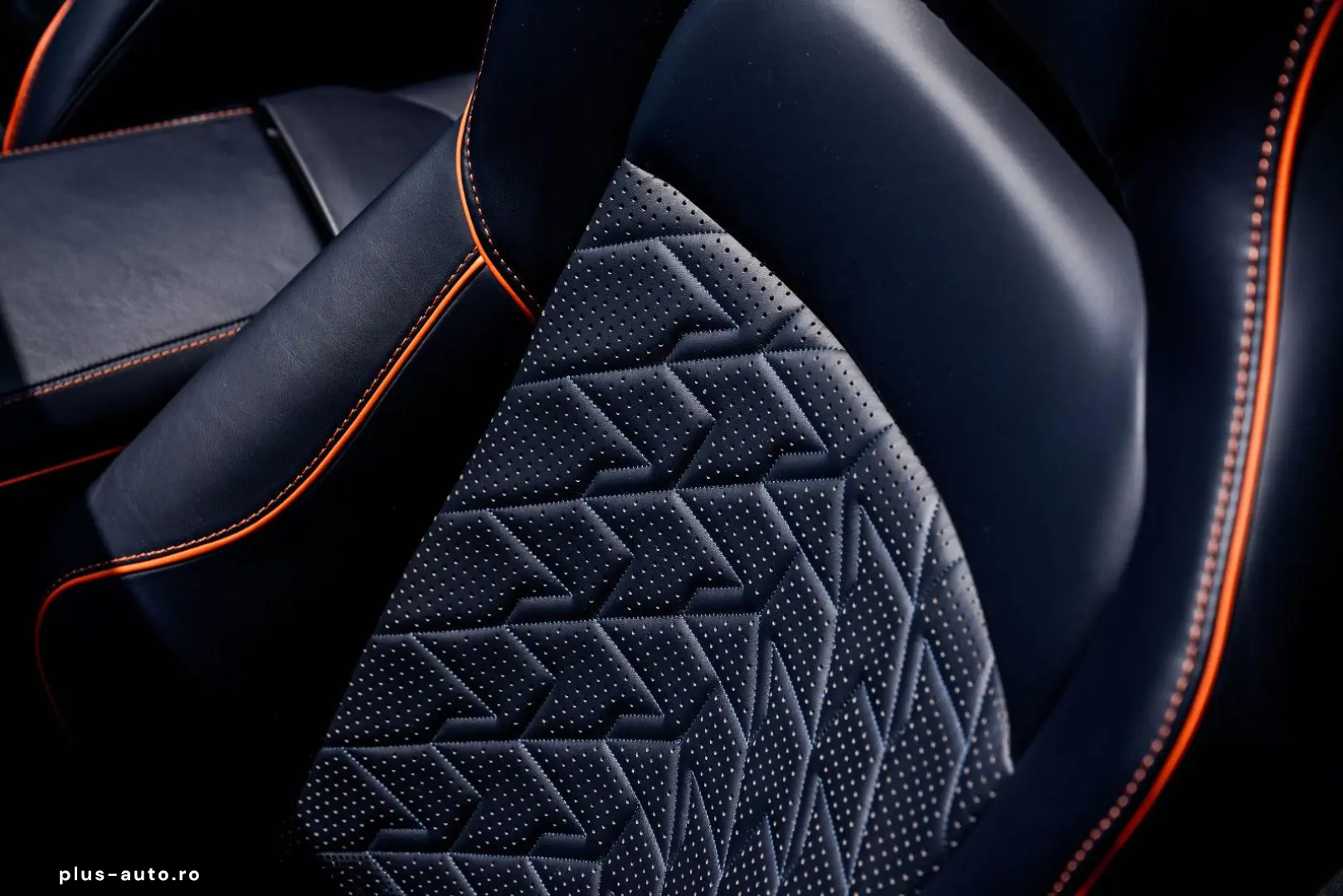 ASTON MARTIN Vanquish Volante Q CARBON GLOSS BLACK BESPOKE