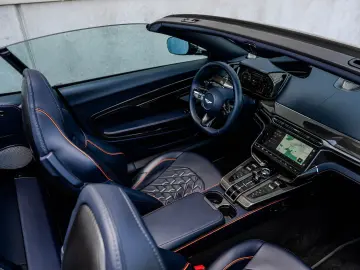 ASTON MARTIN Vanquish Volante Q CARBON GLOSS BLACK BESPOKE