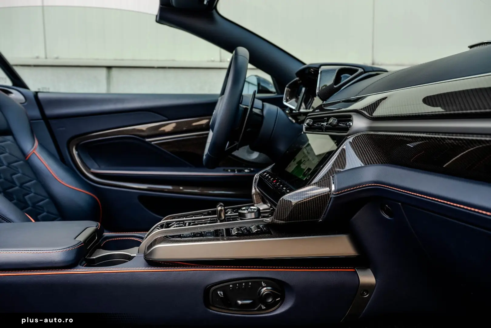 ASTON MARTIN Vanquish Volante Q CARBON GLOSS BLACK BESPOKE