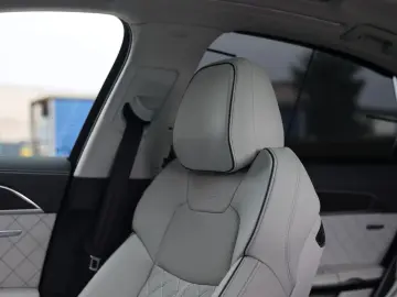 AUDI A8L 60 TFSIe quattro   Design Selection