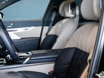 BMW 740d xDrive M Sport Pro Executive Lounge