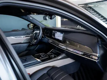 BMW 740d xDrive M Sport Pro Executive Lounge