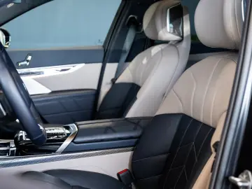 BMW 740d xDrive M Sport Pro Executive Lounge