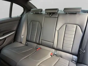 BMW 330i xDrive Limousine M Paket Drive Park Assist