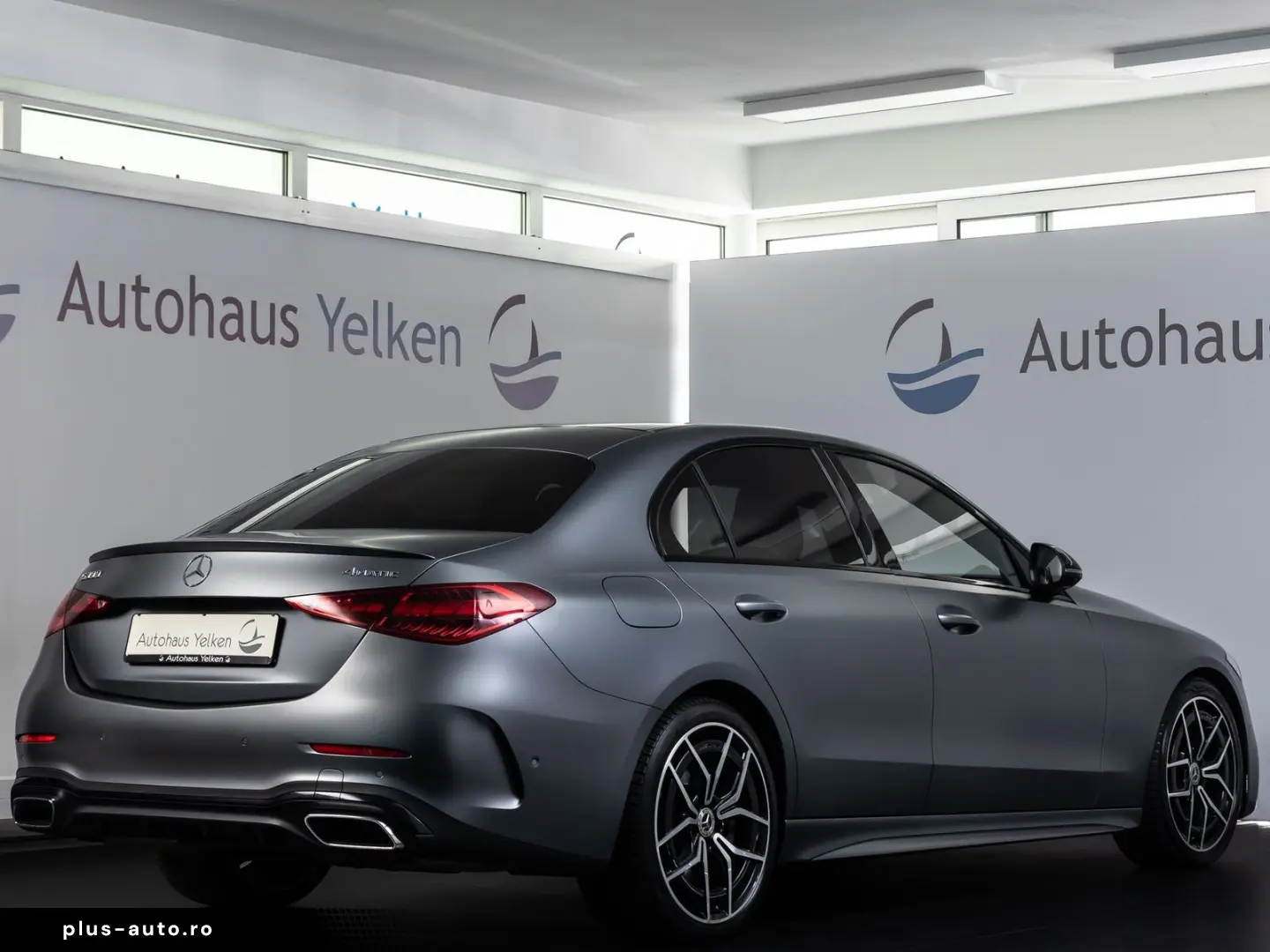 MERCEDES-BENZ C 300 4M AMG-LINE  DISTR PANO AHK 360