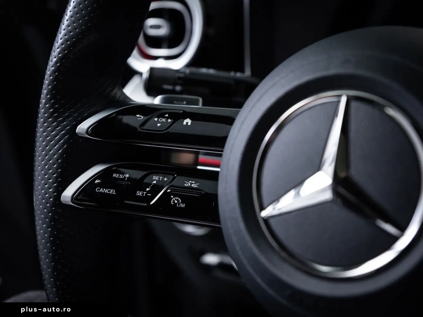MERCEDES-BENZ C 300 4M AMG-LINE  DISTR PANO AHK 360