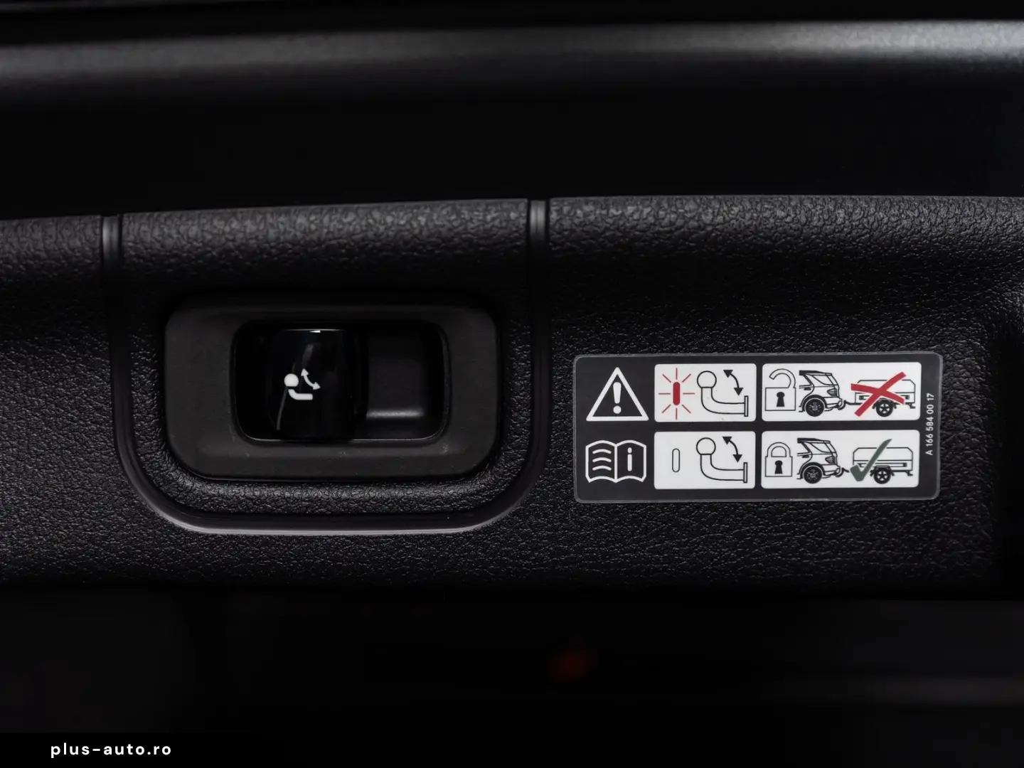 MERCEDES-BENZ C 300 4M AMG-LINE  DISTR PANO AHK 360