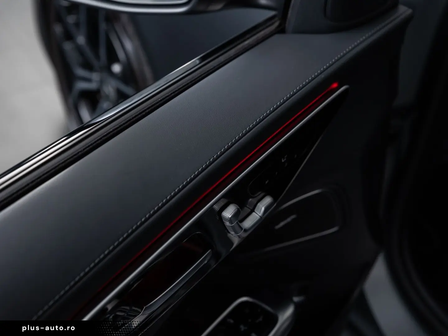 MERCEDES-BENZ C 300 4M AMG-LINE  DISTR PANO AHK 360
