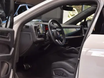 PORSCHE Cayenne Coupe Turbo 4.0 V8 E-Hybrid 739ps Voll