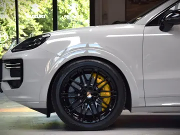 PORSCHE Cayenne Coupe Turbo 4.0 V8 E-Hybrid 739ps Voll