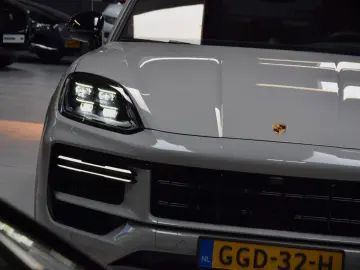 PORSCHE Cayenne Coupe Turbo 4.0 V8 E-Hybrid 739ps Voll