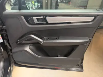 PORSCHE Cayenne Coupe Platinum Edition
