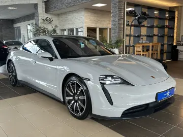 PORSCHE Taycan Leder Pano SportChrono BOSE LED 4xSHZ HUD