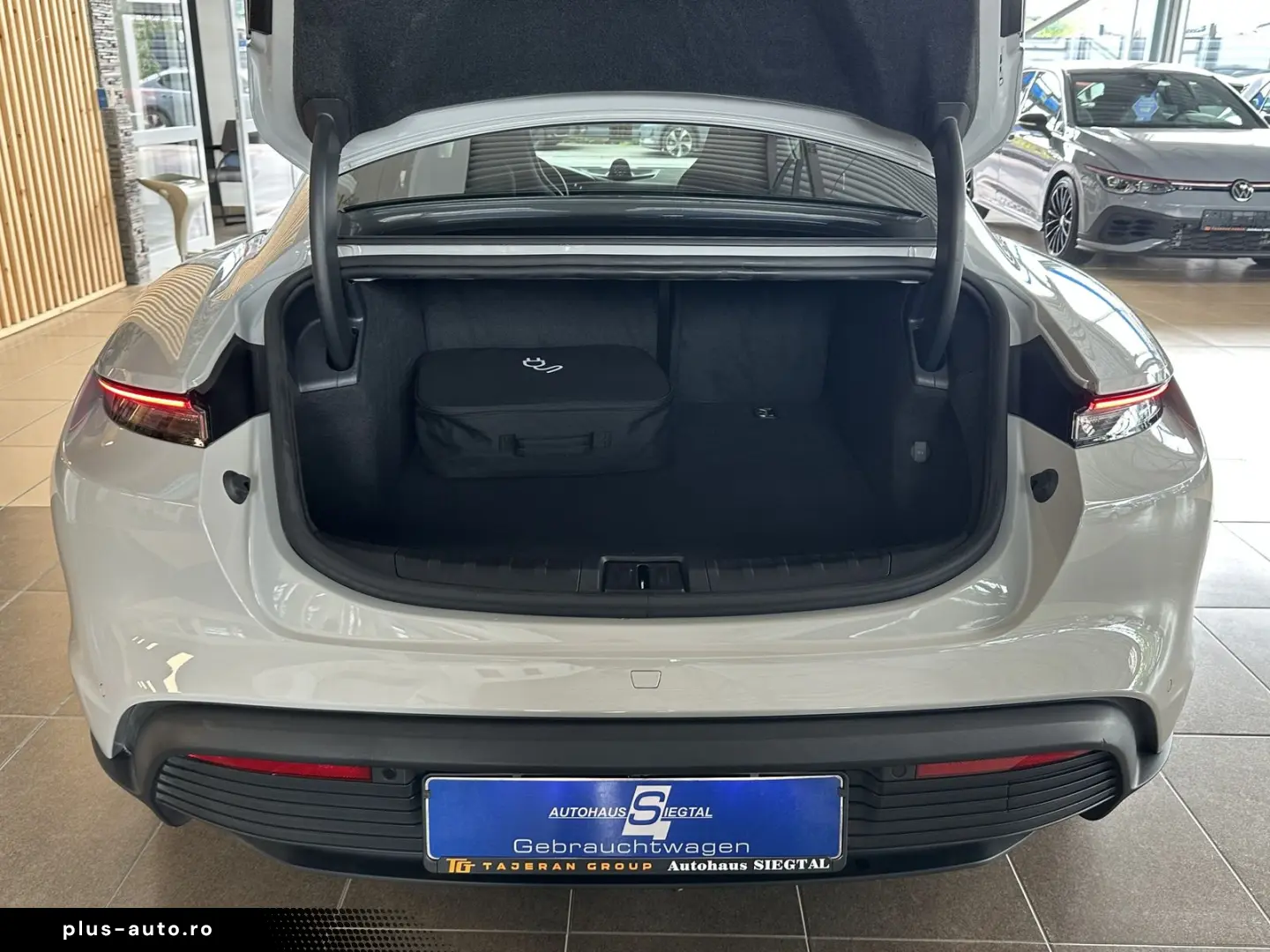 PORSCHE Taycan Leder Pano SportChrono BOSE LED 4xSHZ HUD