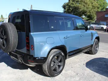 LAND ROVER Defender 110 D300 X-Dynamic HSE