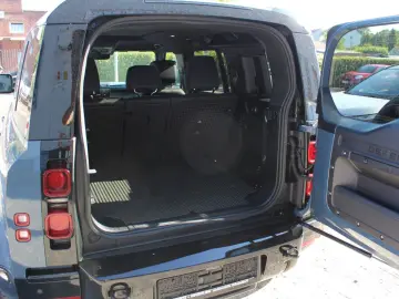 LAND ROVER Defender 110 D300 X-Dynamic HSE