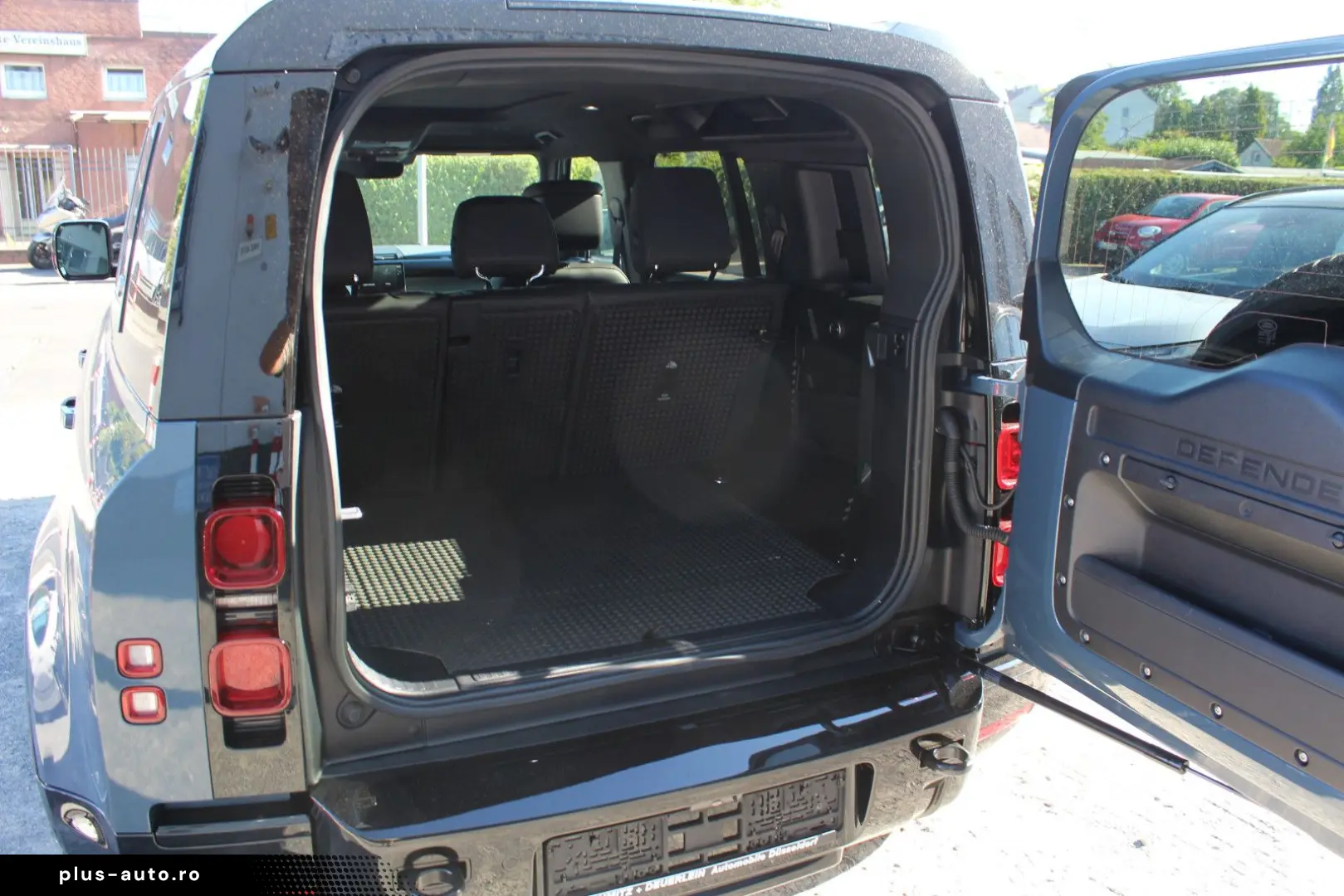 LAND ROVER Defender 110 D300 X-Dynamic HSE