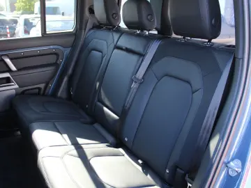 LAND ROVER Defender 110 D300 X-Dynamic HSE