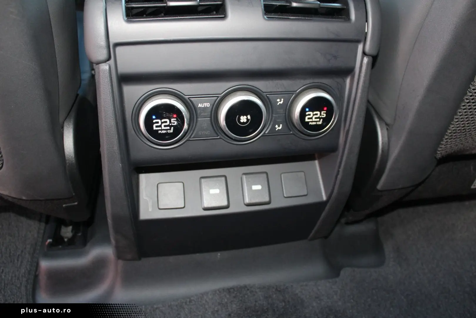 LAND ROVER Defender 110 D300 X-Dynamic HSE