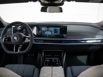 BMW 740d xDrive M Sport Pano 360 Soft-Close HUD