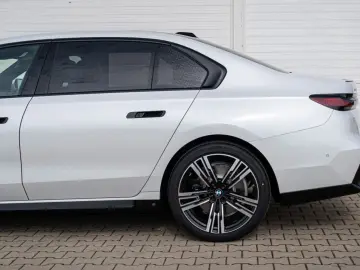 BMW 740d xDrive M Sport Pano 360 Soft-Close HUD
