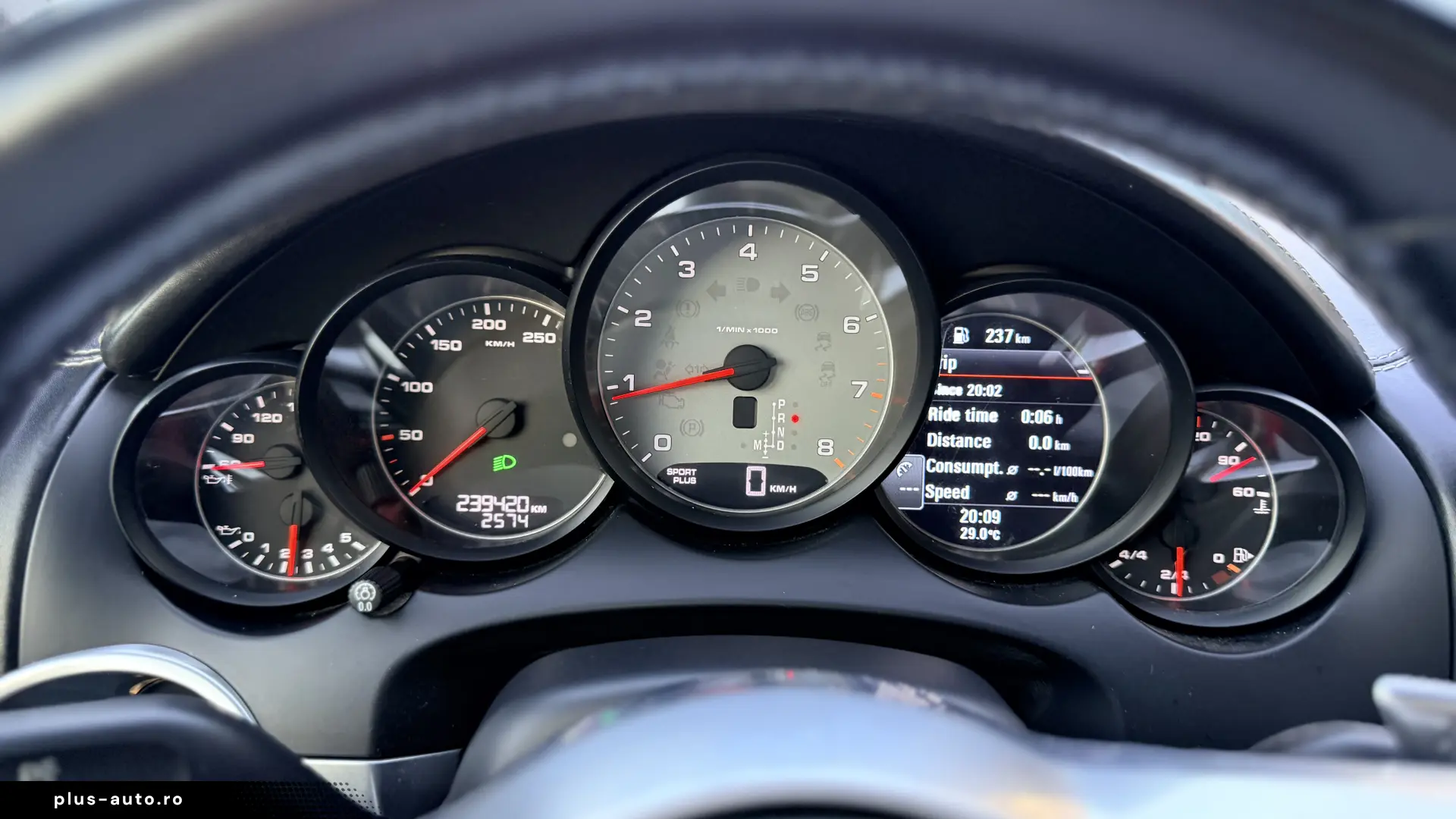 12000e avans si 11000e in rate directe