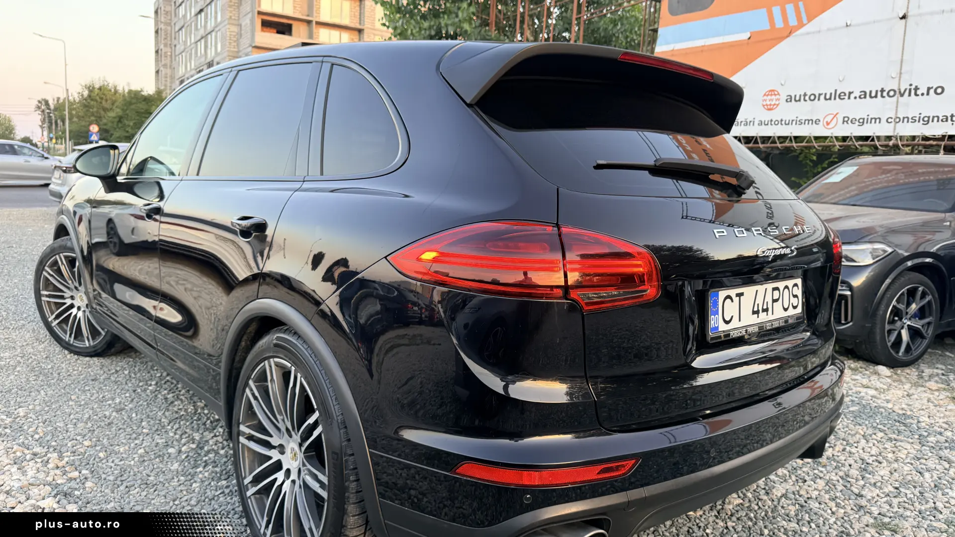12000e avans si 11000e in rate directe