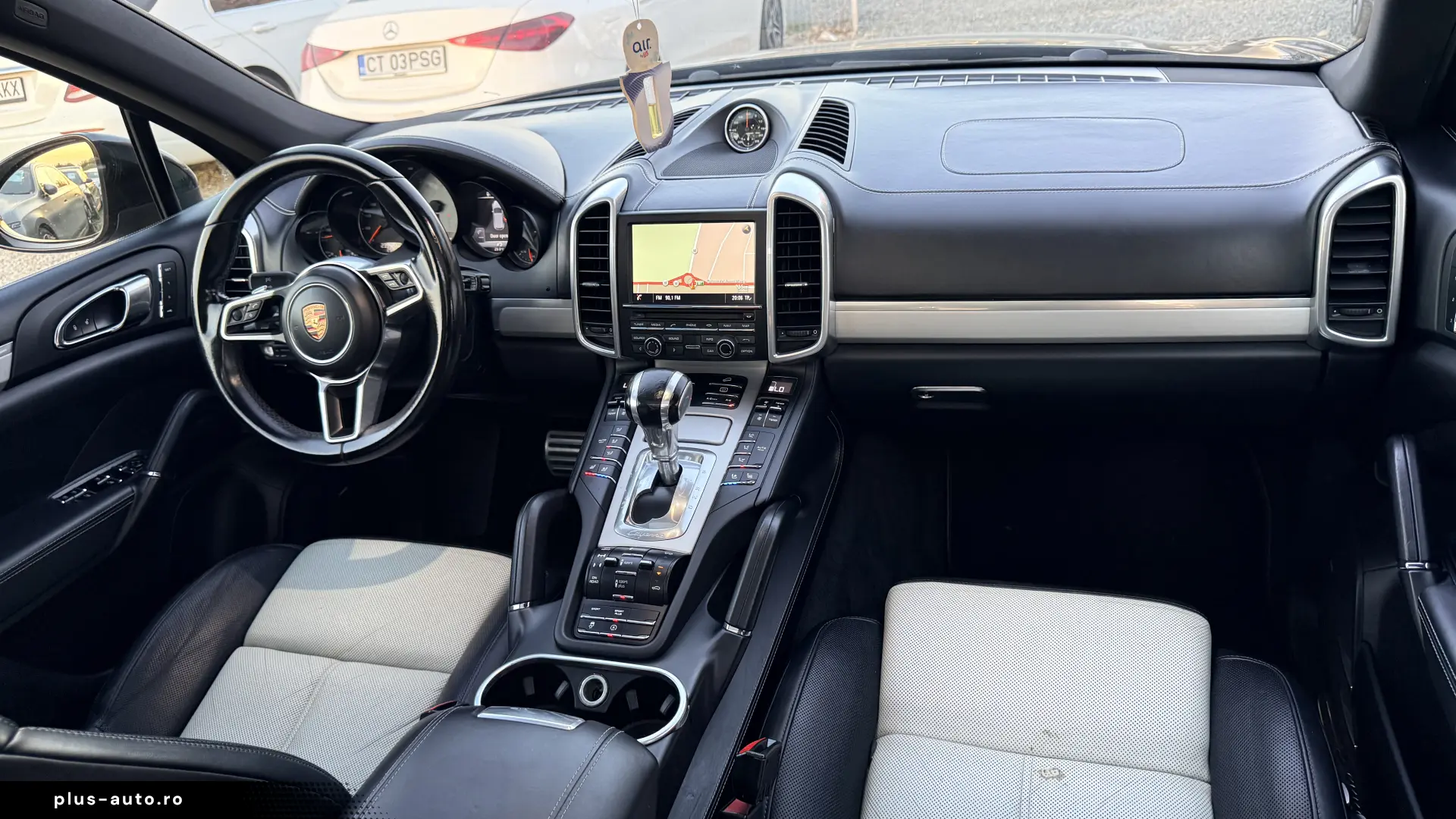12000e avans si 11000e in rate directe