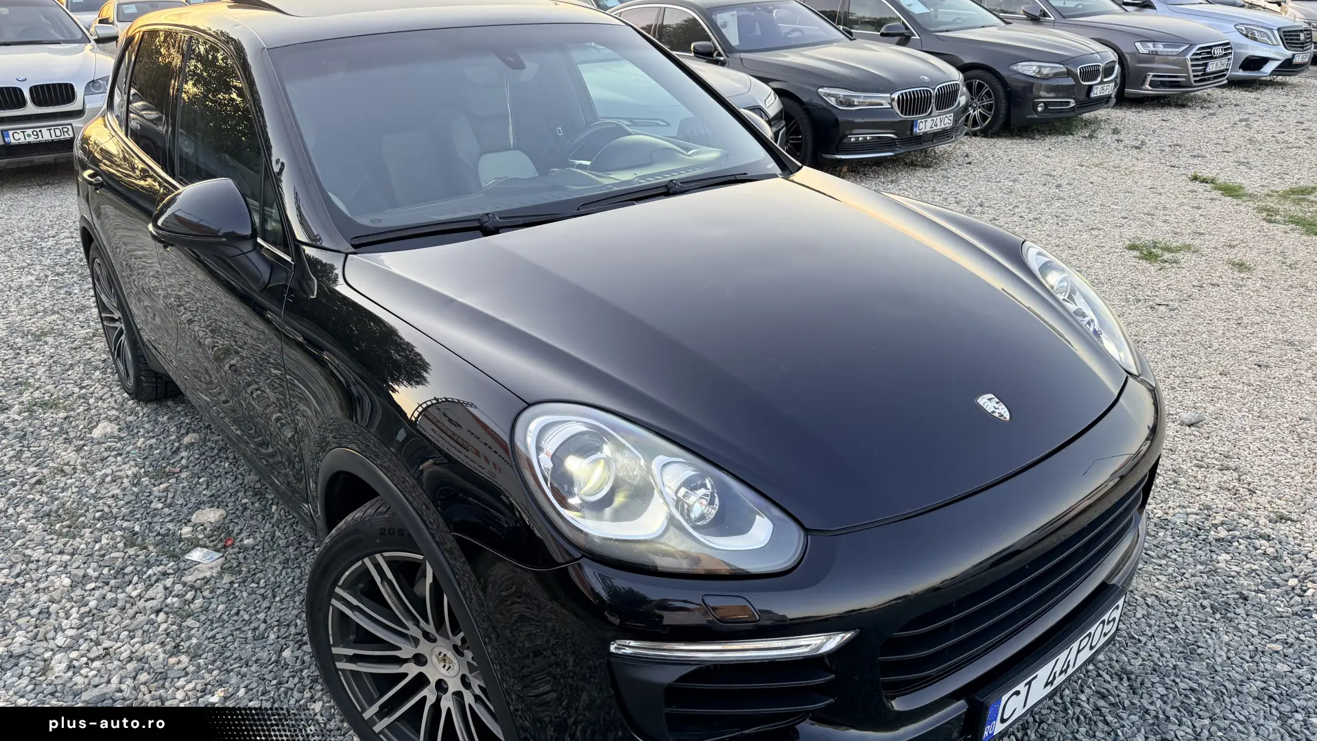 12000e avans si 11000e in rate directe