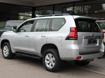 TOYOTA Land Cruiser 2.8 D-4D 7 Locuri