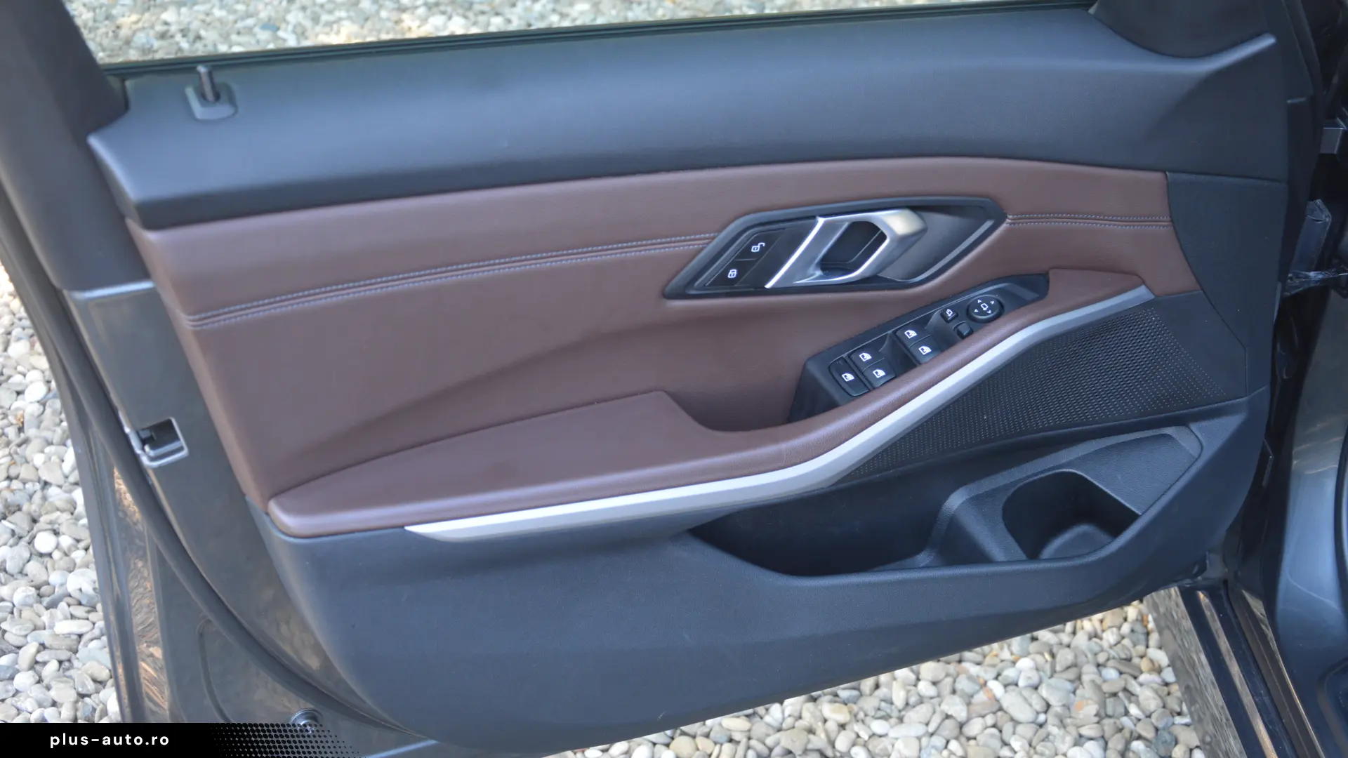 Bmw 318d   An 2020   Scaune incalzite   Interior piele