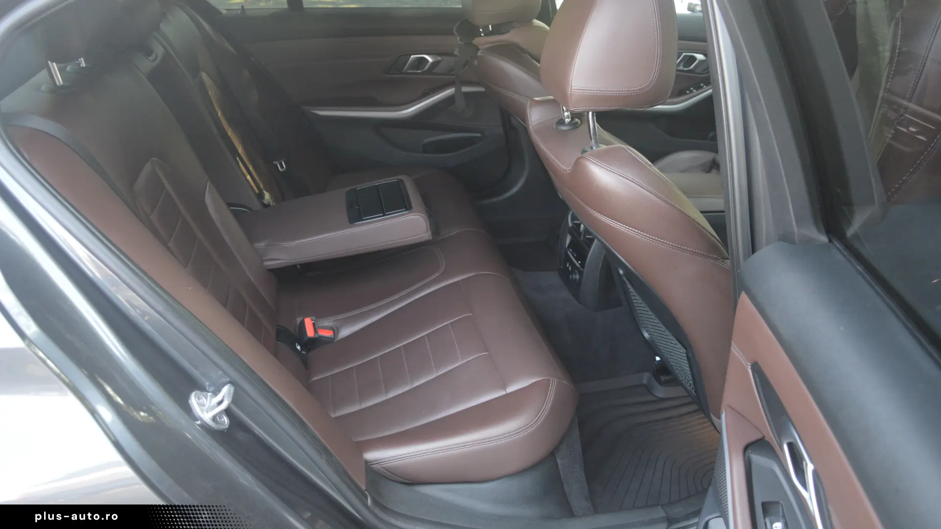 Bmw 318d   An 2020   Scaune incalzite   Interior piele