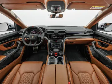 LAMBORGHINI Urus S 1. Hand Akrapovic Selezione