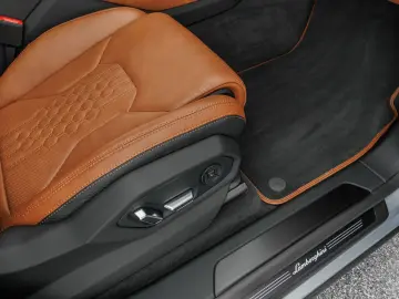 LAMBORGHINI Urus S 1. Hand Akrapovic Selezione