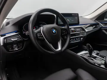 BMW 520d xD Individual Sport HUD DAB Komfort Laser