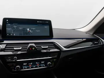BMW 520d xD Individual Sport HUD DAB Komfort Laser
