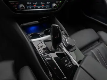 BMW 520d xD Individual Sport HUD DAB Komfort Laser