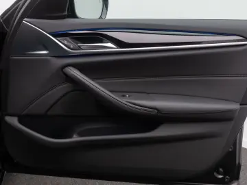 BMW 520d xD Individual Sport HUD DAB Komfort Laser