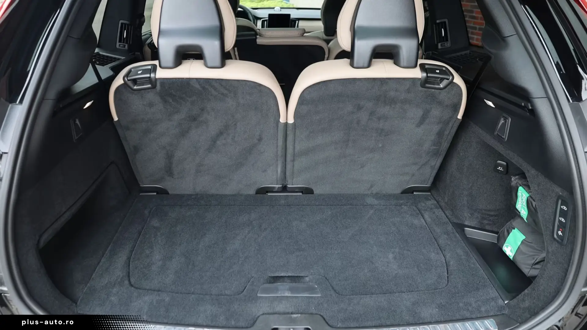 Volvo XC90 T8 AWD Ultra Dark - 7 Locuri - MY 2026