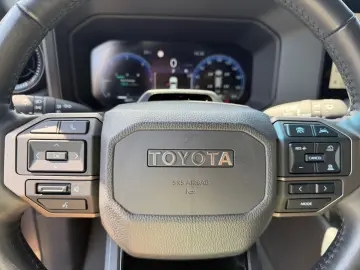 TOYOTA Land Cruiser 2 8 D-4D Executive 4x4  AHK 360  AC