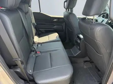 TOYOTA Land Cruiser 2 8 D-4D Executive 4x4  AHK 360  AC