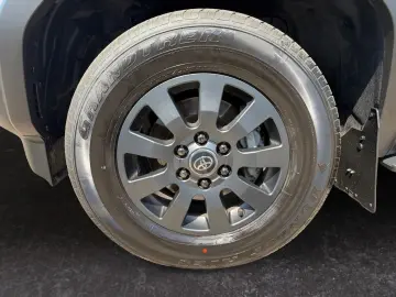 TOYOTA Land Cruiser 2 8 D-4D Executive 4x4  AHK 360  AC
